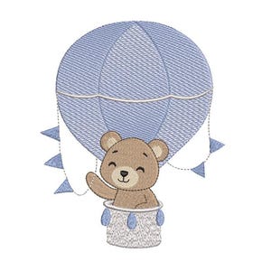 Puede incluir: Ilustración de dibujos animados de un oso de peluche en un globo aerostático azul. El oso saluda desde la cesta, y el globo tiene un aspecto texturizado. Banderines azules cuelgan del globo, añadiendo un toque decorativo.