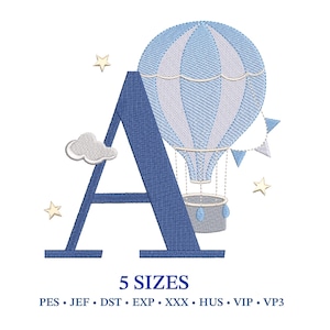 Può includere: Un disegno ricamato con la lettera "A" blu e una mongolfiera azzurra e bianca. Il disegno include una nuvola, stelle e il testo "5 SIZES".