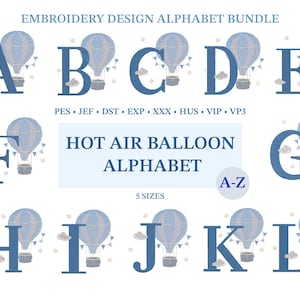 Può includere: Un pacchetto di alfabeto di design per ricamo con le lettere dalla A alla L, ognuna adornata con un design a mongolfiera blu. Il testo "HOT AIR BALLOON ALPHABET" è centrato, con "A-Z" e "5 SIZES" visualizzati.