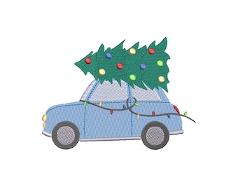 以下が含まれることがあります： 屋根にクリスマスツリーを載せた水色の車。カラフルなライトで飾られています。車は灰色の車輪と黄色のヘッドライトが付いています。車の周りにライトの列がかけられています。お祝いのホリデーデザインです。