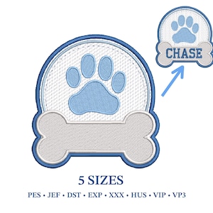 Puede incluir: Parche bordado con forma de hueso de perro con una huella de pata azul claro y el nombre "CHASE". El diseño está rodeado por un borde azul. El texto "5 SIZES" está en la parte inferior, junto con los formatos de archivo de bordado.