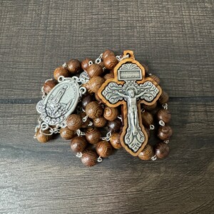 Göttliche Harmonie: Handgefertigter Rosenkranz aus Holz & Silber mit Italienischem Kruzifix und Fatima Medaille