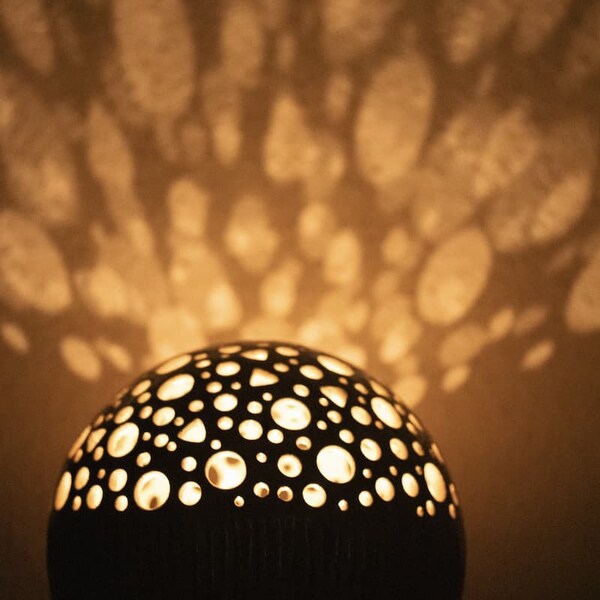 Große  Leuchtkugel aus Keramik