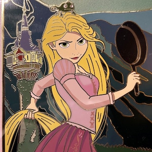 以下が含まれることがあります： ディズニー映画「塔の上のラプンツェル」のラプンツェルの漫画イラスト。彼女は右手にフライパンを持ち、長い金色の髪が後ろに流れている。小さな緑色のカメレオンが彼女の頭に座っている。背景は、遠くにある高い塔のある濃い青と緑の風景です。