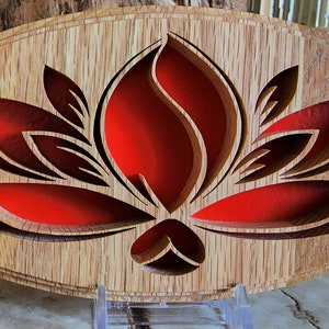 SCROLL SAW PLAQUE met acryl standaard. Lelieblad bloem. Rode eik. Hout kunst. Muurdecoratie. Raam kunst. Bureau artikel.