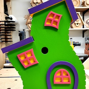 GRAPPIG VOGELHUIS. Waanzinnig vogelhuisje. Houten vogelhuisje. Geschilderd vogelhuisje Inbouw. Uitneembare bodem. Werf decor.