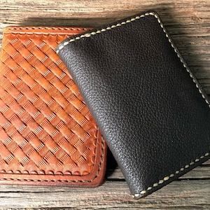 Cartera minimalista de cuero con doble pliegue vertical