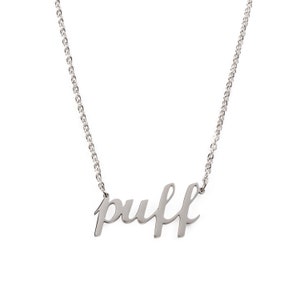 Peut inclure: Un collier en chaîne argent avec un pendentif en argent en écriture cursive qui dit "puff".