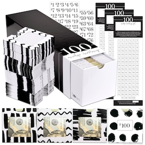 Puede incluir: Una caja negra y blanca con un caj&oacute;n que contiene 100 sobres. La caja tiene el texto "100 envelope challenge" impreso en ella. Los sobres est&aacute;n decorados con patrones abstractos en blanco y negro. Tambi&eacute;n hay tres hojas de papel con los n&uacute;meros del 1 al 100 impresos en ellas. El texto "100 envelope challenge goal" est&aacute; impreso en la hoja de papel superior.
