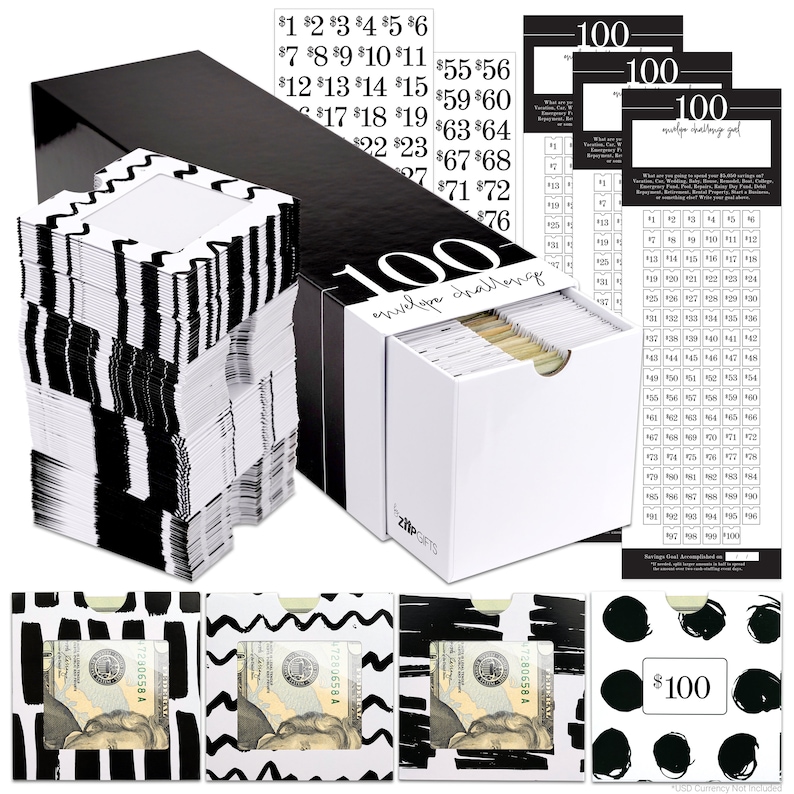 Puede incluir: Una caja negra y blanca con un caj&oacute;n que contiene 100 sobres. La caja tiene el texto "100 envelope challenge" impreso en ella. Los sobres est&aacute;n decorados con patrones abstractos en blanco y negro. Tambi&eacute;n hay tres hojas de papel con los n&uacute;meros del 1 al 100 impresos en ellas. El texto "100 envelope challenge goal" est&aacute; impreso en la hoja de papel superior.