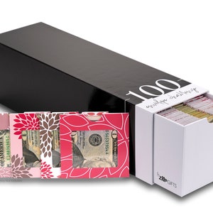 Puede incluir: Una caja negra con un caj&oacute;n blanco que dice "100 envelope challenge" en la parte delantera. El caj&oacute;n est&aacute; abierto y contiene una pila de sobres coloridos. Hay cuatro sobres con dise&ntilde;os florales y una ventana para ver un billete de d&oacute;lar en el interior.