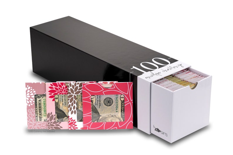 Puede incluir: Una caja negra con un caj&oacute;n blanco que dice "100 envelope challenge" en la parte delantera. El caj&oacute;n est&aacute; abierto y contiene una pila de sobres coloridos. Hay cuatro sobres con dise&ntilde;os florales y una ventana para ver un billete de d&oacute;lar en el interior.