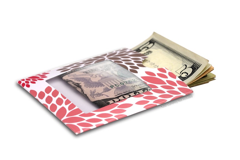 Puede incluir: Un sobre blanco con un patr&oacute;n floral rojo y marr&oacute;n. El sobre tiene una ventana transparente que muestra un billete de d&oacute;lar estadounidense. El texto "USD Currency Not Included" est&aacute; impreso en el sobre.