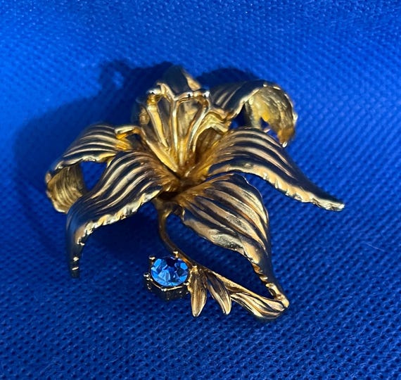 Chunky Cornflower Brooch - image 1