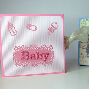 Álbum de bebé rosa con banner de meses