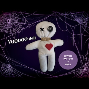 Könnte beinhalten: Weiße Voodoo-Puppe mit einem schwarzen X für Augen, einer schwarzen Knopfnase und einem goldenen Glitzerherz auf der Brust. Die Puppe ist von einem lila und weißen Spinnennetz-Muster umgeben. Der Text "VOODOO doll" befindet sich in der oberen linken Ecke des Bildes. Der Text "SEWING PATTERN & SPELL" befindet sich in einem lila Kreis in der unteren rechten Ecke des Bildes.