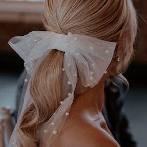 Pearl bridal bow, hair bow for wedding day, veil alternative, bridesmaid or bride hair accessory, ivory pearl tulle bow