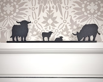 Gruppo familiare di mucche delle Highlands (Heilan Coo) - Illustrazione a silhouette realizzata in plastica riciclata di alta qualità - Regalo scozzese