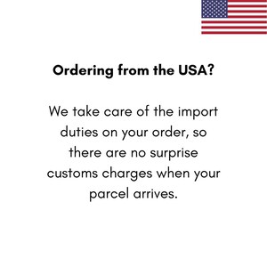 Puede incluir: Un gr&aacute;fico que muestra la bandera de los Estados Unidos en la esquina superior derecha con el texto Ordering from the USA? seguido de la declaraci&oacute;n We take care of the import duties on your order, so there are no surprise customs charges when your parcel arrives.