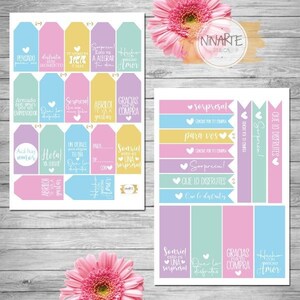 K&ouml;nnte beinhalten: Ein Satz bedruckbarer Geschenkanh&auml;nger mit verschiedenen Designs und Spr&uuml;chen auf Spanisch. Die Anh&auml;nger sind in den Farben Rosa, Blau, Gelb und Gr&uuml;n gehalten. Die Spr&uuml;che beinhalten "Pensado para ti", "Esto va a alegrar tu dia", "Gracias por tu compra", "Sorpresa! Que lo disfrutes" und mehr.