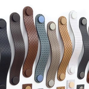 Designer Ledergriff exklusiv Serie "Arc X" Möbelgriff Leder mit 3D Struktur Muster, modern Ledergriff Küche, hochwertige Griffe für Möbel