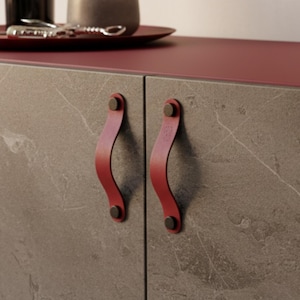 Poignée de meuble, rouge vin ; poignée en cuir, rouge bordeaux ; poignées de cuisine ; poignées de placard en cuir ; poignées de cuisine en cuir ; haute qualité allemande ; fabrication artisanale