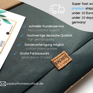 Pu&ograve; includere: Primo piano di una scatola verde scuro con un'etichetta di sughero che dice "pipes at home". La scatola &egrave; circondata da uno sfondo bianco con testo che dice "Super fast worldwide premium shipping for under 10 Euro in under 10 days from germany!" e "schneller Kundenservice fast customer support hochwertig deutsche Qualit&auml;t high german quality Sonderanfertigung m&ouml;glich custom orders available Gro&szlig;e Farbauswahl great choice of colors". Il testo "pipesathome@outlook.de" &egrave; anche visibile.