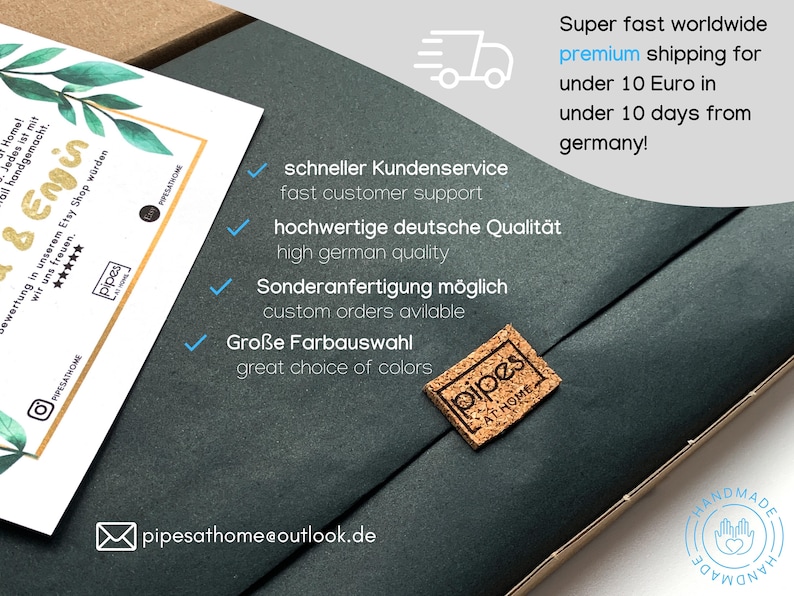 Pu&ograve; includere: Primo piano di una scatola verde scuro con un'etichetta di sughero che dice "pipes at home". La scatola &egrave; circondata da uno sfondo bianco con testo che dice "Super fast worldwide premium shipping for under 10 Euro in under 10 days from germany!" e "schneller Kundenservice fast customer support hochwertig deutsche Qualit&auml;t high german quality Sonderanfertigung m&ouml;glich custom orders available Gro&szlig;e Farbauswahl great choice of colors". Il testo "pipesathome@outlook.de" &egrave; anche visibile.