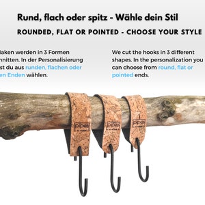 Pu&ograve; includere: Tre ganci rivestiti in sughero con ganci in metallo in stili arrotondati, piatti e appuntiti. I ganci sono attaccati a un ramo. Il testo "pipes" &egrave; stampato sul sughero.