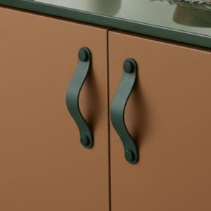 Lederen handgreep / meubelgreep van leer donkergroen, junglegroen "Arc", maatwerk kastgreep ladekast, ladegreep, greep keukenkast