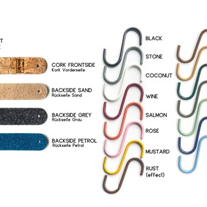 Pu&ograve; includere: Una tabella che mostra diversi colori di campioni di tessuto di sughero e feltro e ganci di metallo. I campioni di tessuto sono etichettati con le parole "Cork/Felt" e "Kork/Filz" in inglese e tedesco. I ganci sono etichettati con i colori "Nero", "Pietra", "Cocco", "Vino", "Salmone", "Rosa", "Mostarda", "Ruggine (effetto)", "Cioccolato", "Crema", "Muschio", "Oliva", "Menta", "Notte" e "Cielo".