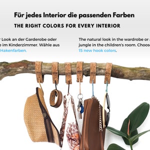 Pu&ograve; includere: Un ramo di legno con ganci rivestiti di sughero che pendono da esso. I ganci sono di vari colori, tra cui verde, blu e rosso. Il testo "I colori giusti per ogni interno" &egrave; scritto sopra il ramo.