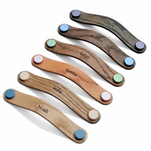 Children's room cabinet handle with engraving - [ROC] series, custom-made furniture handle for chest of drawers, oak wood with genuine leather