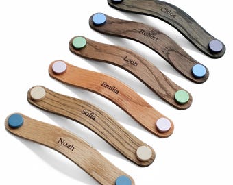 Children's room cabinet handle with engraving - [ROC] series, custom-made furniture handle for chest of drawers, oak wood with genuine leather