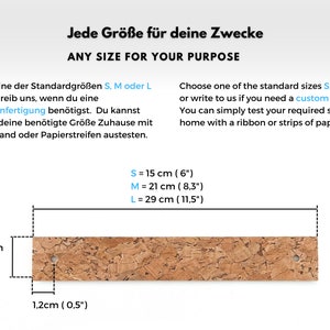 Pu&ograve; includere: Un pannello di sughero con due fori e un bordo a linea tratteggiata. Il pannello &egrave; alto 2,5 pollici e largo 12 centimetri. Il testo recita "Jede Gr&ouml;&szlig;e f&uuml;r deine Zwecke" e "ANY SIZE FOR YOUR PURPOSE".