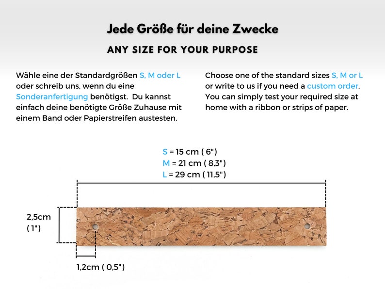 Pu&ograve; includere: Un pannello di sughero con due fori e un bordo a linea tratteggiata. Il pannello &egrave; alto 2,5 pollici e largo 12 centimetri. Il testo recita "Jede Gr&ouml;&szlig;e f&uuml;r deine Zwecke" e "ANY SIZE FOR YOUR PURPOSE".