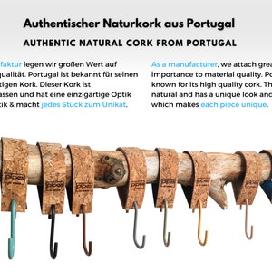 Pu&ograve; includere: Sette ganci avvolti in sughero con ganci in metallo di diversi colori appesi a un ramo. I ganci sono etichettati "pipes".