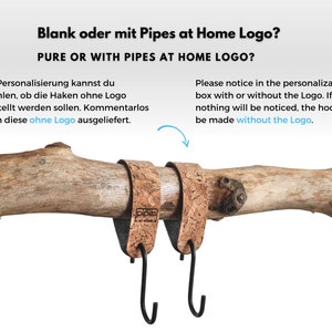 Pu&ograve; includere: Due ganci rivestiti in sughero con ganci in metallo nero appesi a un ramo di legno. Il sughero &egrave; etichettato "Pipes at Home". Il testo "Blank oder mit Pipes at Home Logo? PURE OR WITH PIPES AT HOME LOGO?" &egrave; sopra l'immagine. Il testo sotto l'immagine dice "In der Personalisierung kannst du ausw&auml;hlen, ob die Haken ohne Logo hergestellt werden sollen. Kommentarlos werden diese ohne Logo ausgeliefert. Please notice in the personalization box with or without the Logo. If nothing will be noticed, the hooks will be made without the Logo."