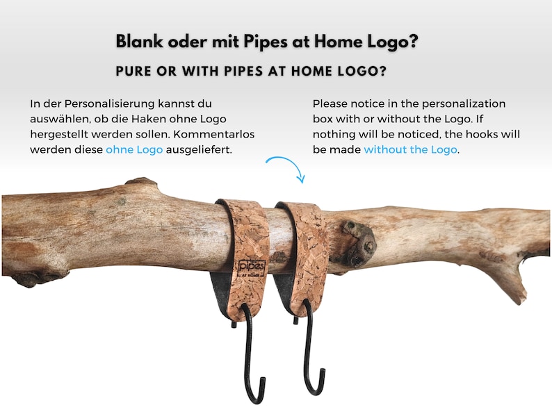 Pu&ograve; includere: Due ganci rivestiti in sughero con ganci in metallo nero appesi a un ramo di legno. Il sughero &egrave; etichettato "Pipes at Home". Il testo "Blank oder mit Pipes at Home Logo? PURE OR WITH PIPES AT HOME LOGO?" &egrave; sopra l'immagine. Il testo sotto l'immagine dice "In der Personalisierung kannst du ausw&auml;hlen, ob die Haken ohne Logo hergestellt werden sollen. Kommentarlos werden diese ohne Logo ausgeliefert. Please notice in the personalization box with or without the Logo. If nothing will be noticed, the hooks will be made without the Logo."