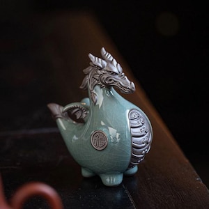 Figura de dragón de porcelana / Escultura de cerámica / Guardián occidental / Decoración Feng Shui / Bestia mítica hecha a mano