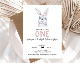 Invitación EDITABLE del primer cumpleaños del conejito de Pascua - Un conejito se está convirtiendo en una invitación - Invitación del primer cumpleaños de la niña, descarga instantánea