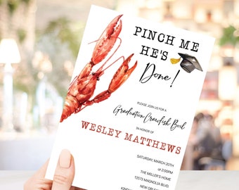 Op de afbeelding: Een uitnodiging voor een afstudeerfeest met een aquarel-illustratie van een rode kreeft. De uitnodiging luidt "Pinch Me He's Done!" en bevat de tekst "Graduation Crawfish Boil" ter ere van "Wesley Matthews". De uitnodiging bevat de datum, tijd en locatie van het feest.