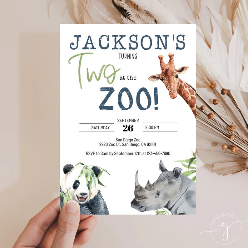 Peut inclure: Invitation d'anniversaire avec le texte "Jackson's Turning Two at the Zoo!". Elle pr&eacute;sente une girafe, un panda et un rhinoc&eacute;ros. La date, l'heure et le lieu sont indiqu&eacute;s : San Diego Zoo.