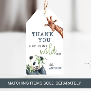 Peut inclure: &Eacute;tiquette cadeau blanche avec une illustration de girafe et de panda. L'&eacute;tiquette indique "THANK YOU, WE HOPE YOU HAD A wild TIME!" avec le nom "ANDREW" en bas. Une ficelle marron est attach&eacute;e en haut.