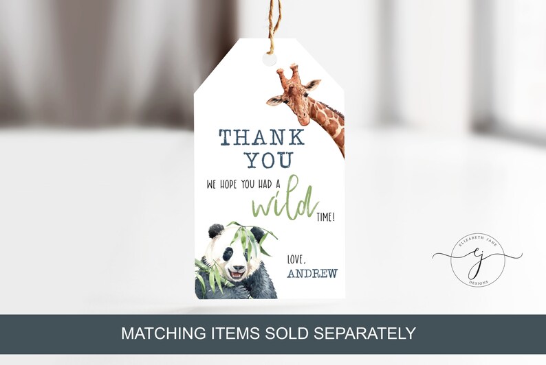 Peut inclure: &Eacute;tiquette cadeau blanche avec une illustration de girafe et de panda. L'&eacute;tiquette indique "THANK YOU, WE HOPE YOU HAD A wild TIME!" avec le nom "ANDREW" en bas. Une ficelle marron est attach&eacute;e en haut.