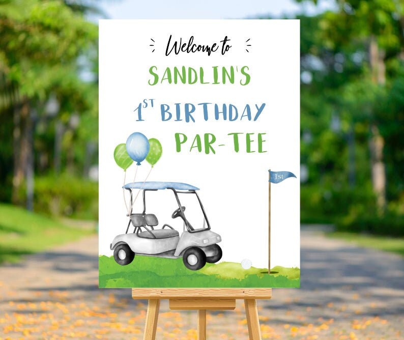 K&ouml;nnte beinhalten: Willkommen zum 1. Geburtstag von Sandlin's Par-Tee Schild mit wei&szlig;em Hintergrund, blauen und gr&uuml;nen Luftballons, einem wei&szlig;en Golfwagen und einer Golf-Flagge mit der Nummer 1.