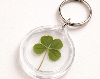 Natural four-leaf clover keychain – A lucky charm gift