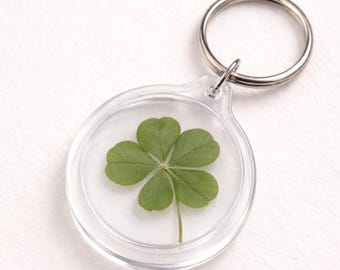 Sleutelhanger met een natuurlijk klavertje vijf – Een geluksbrenger en cadeau