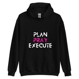 Puede incluir: Sudadera con capucha negra con el texto "PLAN PRAY EXECUTE" en letras blancas, con la palabra "PRAY" en rosa.
