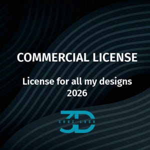 Könnte beinhalten: Digitalgrafik mit den weißen Worten "COMMERCIAL LICENSE" und dem Text "License for all my designs 2026" darunter. Das 3D Cruz Luck-Logo befindet sich unten, alles auf einem dunkelblauen Hintergrund mit geschwungenen Linien.
